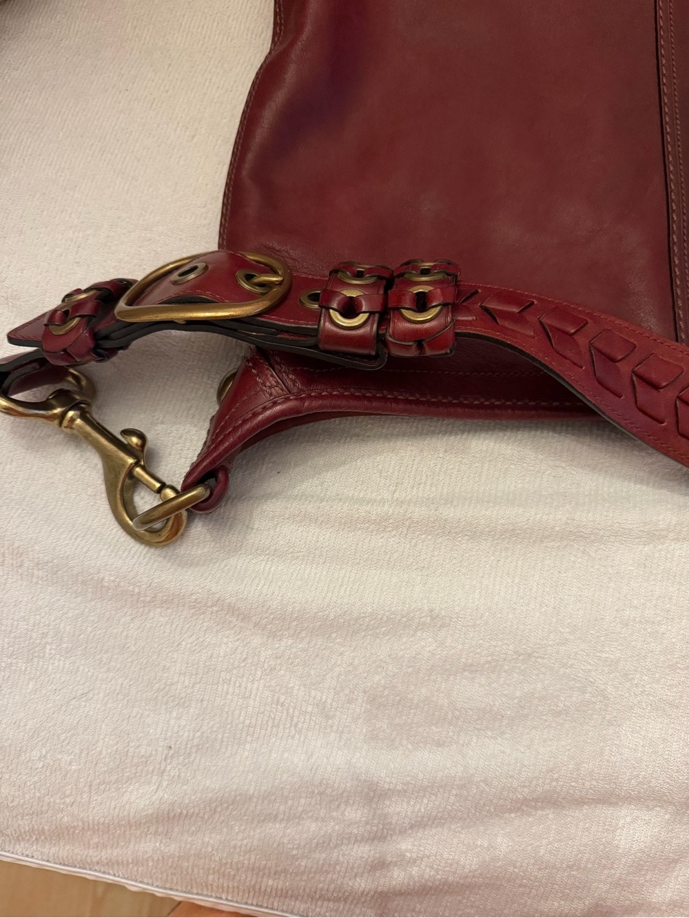 Vintage Coach bucket bag. Wine Leather Shoulder Bag with Brass Hardware - Picture 3 of 7